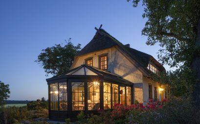 Une maison avec une veranda retro