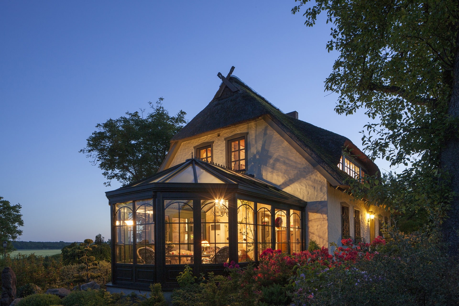 Une maison avec une veranda retro